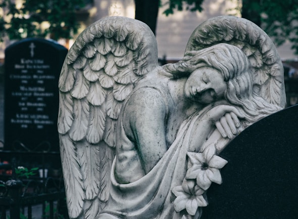 Одинарний памʼятник з зеленого граніту із хрестом