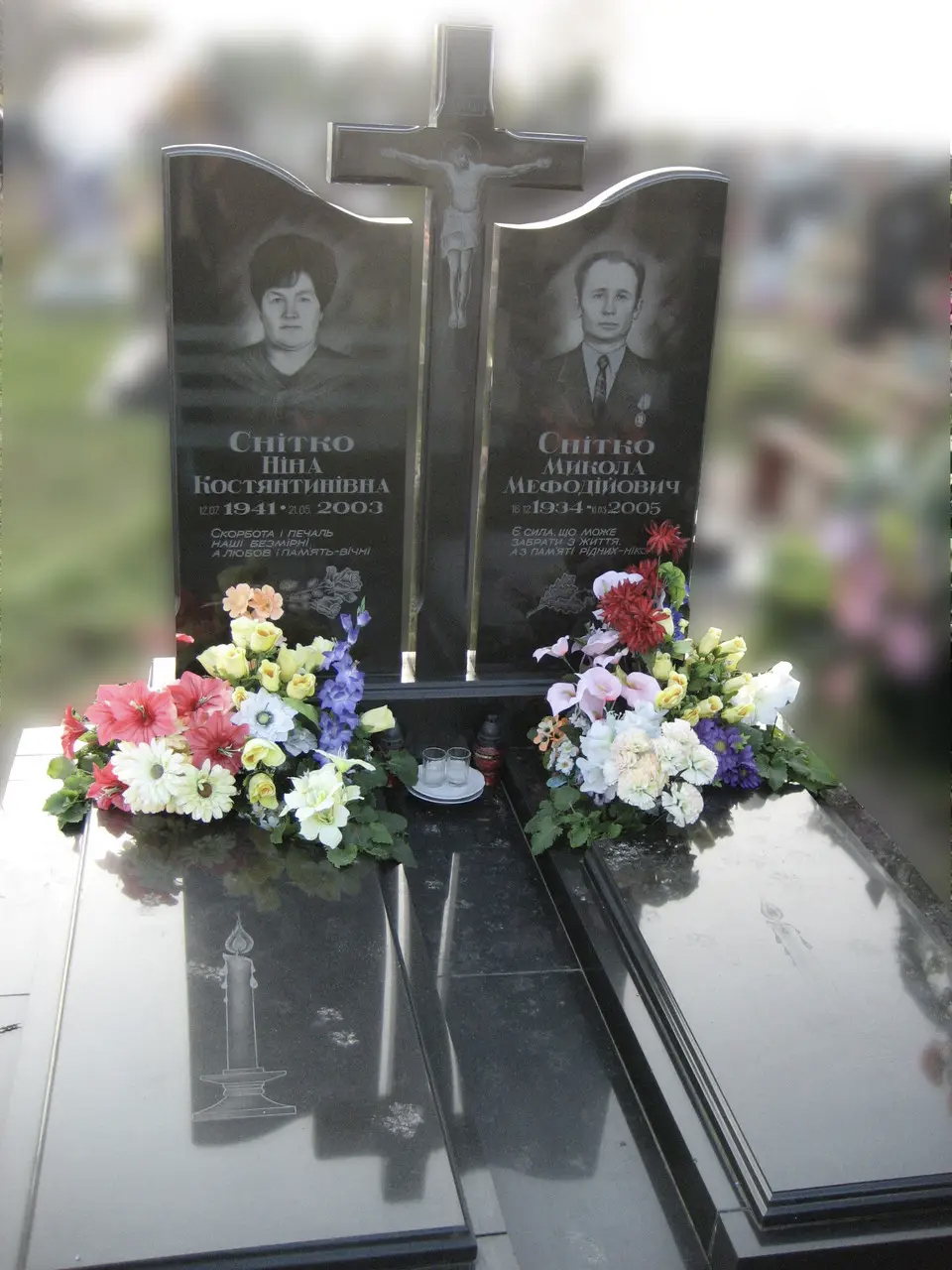 Подвійний памʼятник із каменів базальт й лабрадорит з хрестом