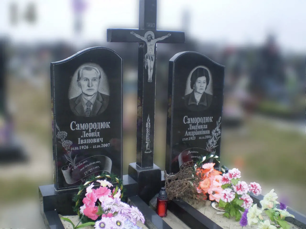 Подвійний памʼятник з хрестом і закритими квітниками